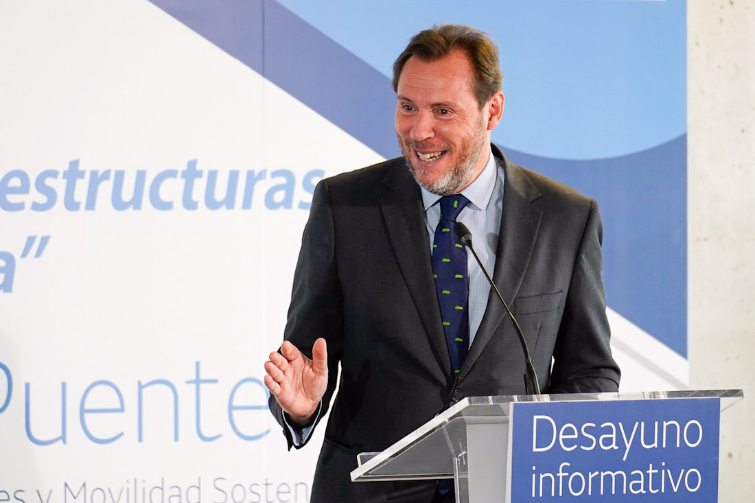 El ministro de Transporte y Movilidad Sostenible, Óscar Puente, interviene durante un desayuno informativo organizado por el diario Ideal (ARSENIO ZURITA - EUROPA PRESS)