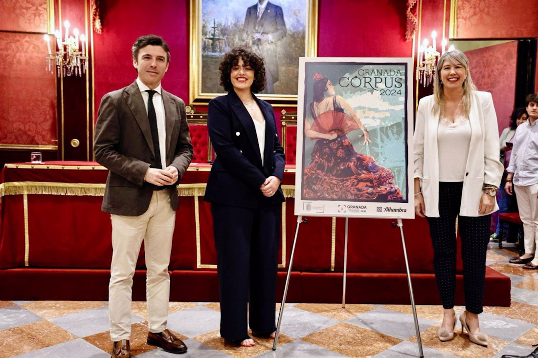 Presentación del cartel de la Feria del Corpus Christi 2024 de Coral Cañizares, en el centro en la imagen, con los ediles Jorge Saavedra y Carolina Amate (AYUNTAMIENTO DE GRANADA)