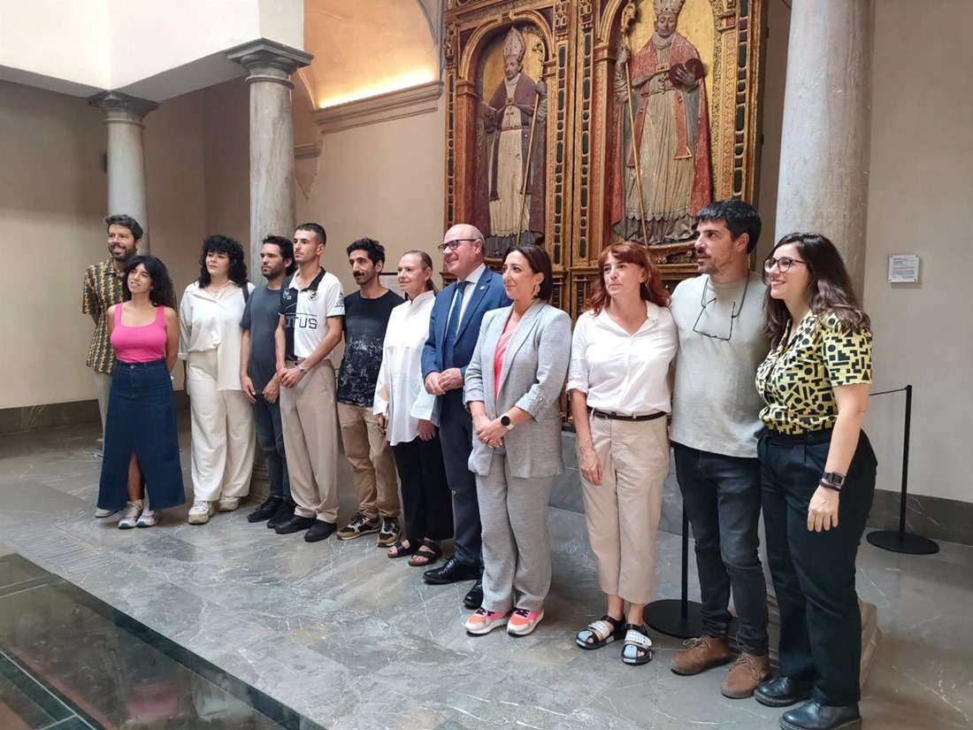 Laura García-Lorca (7i), junto al rector de la UGR, Pedro Mercado, a su izquierda, en la presentación del programa Los Tientos en La Madraza (EUROPA PRESS)