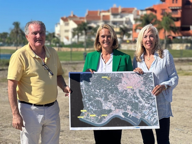La alcaldesa de Motril, Luisa García Chamorro, junto a la teniente de alcalde de Promoción Turística, Mª Ángeles Escámez, y el teniente de alcalde de Urbanismo, Antonio Escámez (AYUNTAMIENTO DE MOTRIL)