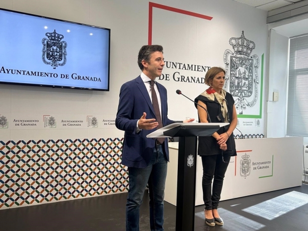 El portavoz del equipo de gobierno local de Granada, Jorge Saavedra, y la edil de Protección Ciudadana, Ana Agudo (AYUNTAMIENTO)