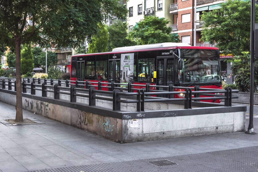 Autobús urbano por Camino de Ronda, en imagen de archivo (JUNTA)