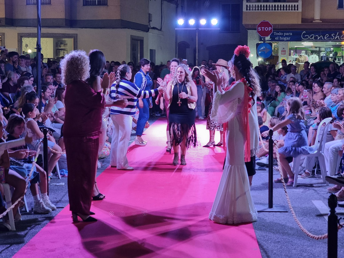 Desfile de moda en la noche en blanco de Cúllar Vega (AYTO. CÚLLAR VEGA)