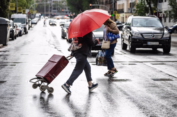 Dos personas caminan bajo la lluvia, en una imagen de archivo (CARLOS LUJÁN - EUROPA PRESS)
