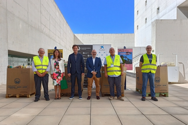 Entrega de los alimentos (CAJA GRANADA FUNDACIÓN)