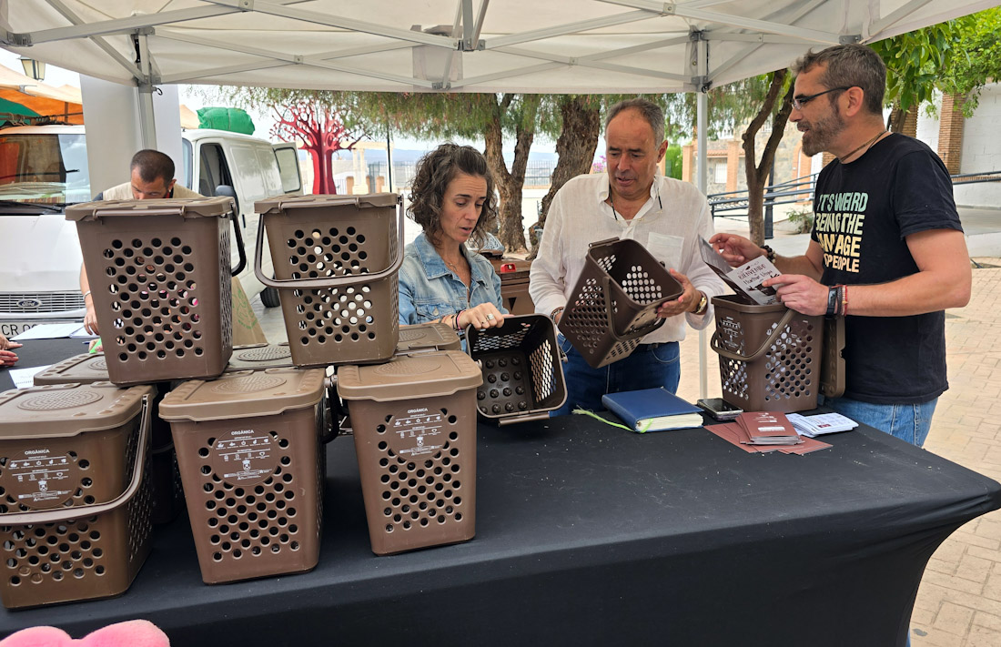 Entrega de los contenedores marrones (AYTO. HUÉTOR VEGA)