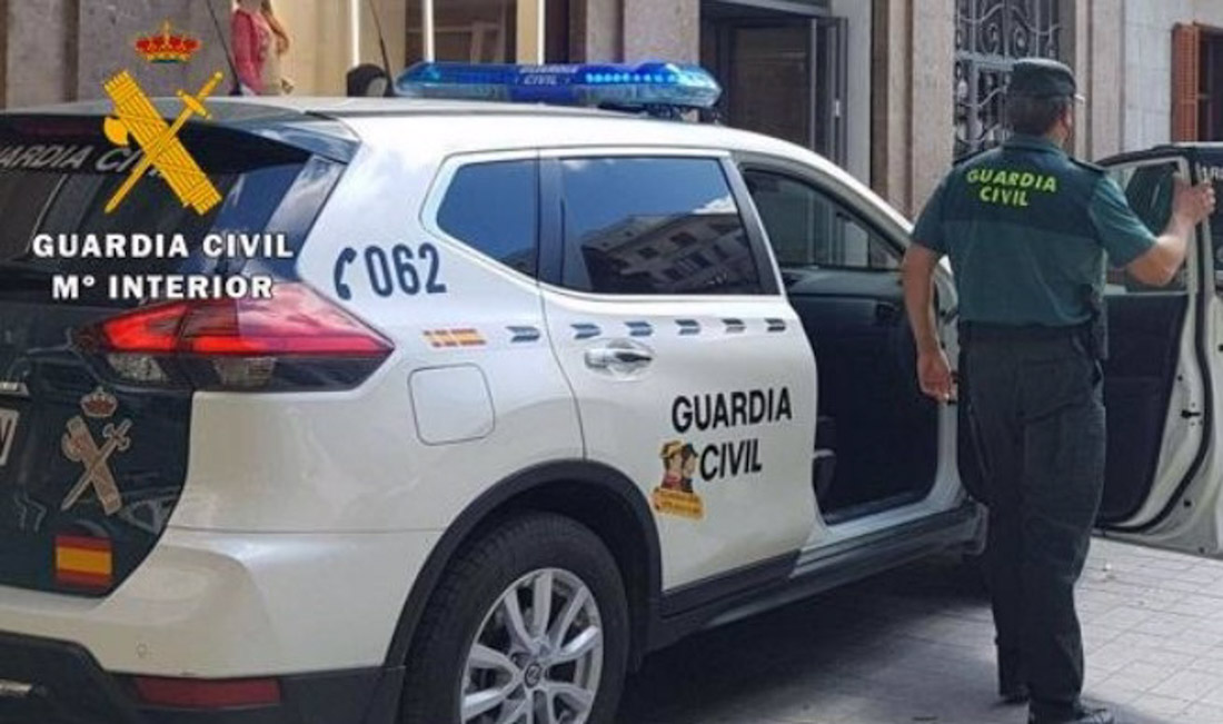 Un agente y un coche de la Guardia Civil, en imagen de archivo (GUARDIA CIVIL)
