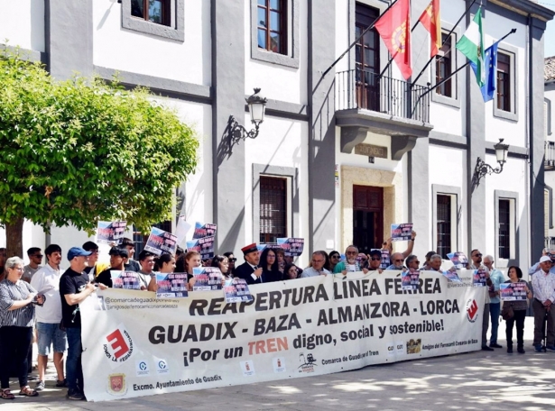 Concentración de colectivos ferroviarios por la vuelta del tren Guadix-Lorca, en imagen de archivo (ASOCIACIÓN AMIGOS DEL FERROCARRIL)