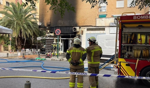 Desalojado en prevención un edificio tras el incendio de una cafetería en Granada (112)