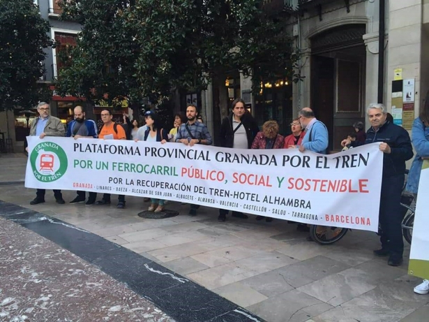 Imagen de archivo de una concentración de la plataforma provincial de Granada por el tren (EUROPA PRESS)