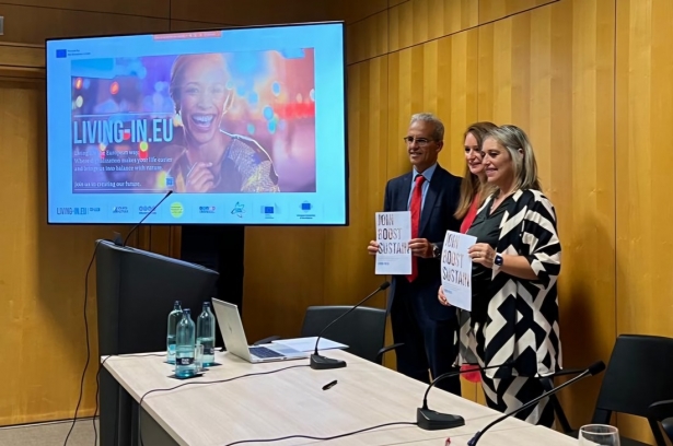 La alcaldesa de Las Gabias, Meri Sádaba, tras la firma de adhesión al programa europe (AYTO. LAS GABIAS)