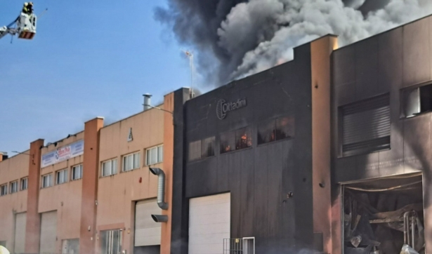 Incendio en una nave de Peligros (112)