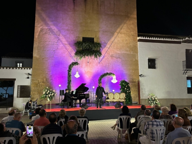Actuación del tenor Moisés Marín durante las `Veladas del Torreón` (AYTO. LAS GABIAS)