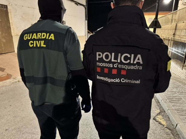 Agentes de la Guardia Civil y de los Mossos d`Esquadra (MOSSOS D`ESQUADRA)