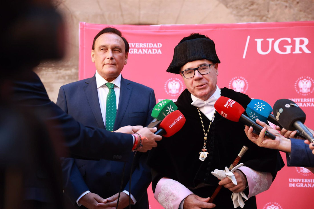 El rector de la UGR, Pedro Mercado junto al consejero de Universidad de la Junta de Andalucía, José Carlos Gómez Villamandos (ROCÍO  RUZ / EUROPA PRESS)