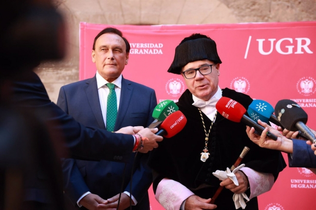 El rector de la UGR, Pedro Mercado junto al consejero de Universidad de la Junta de Andalucía, José Carlos Gómez Villamandos (ROCÍO  RUZ / EUROPA PRESS)