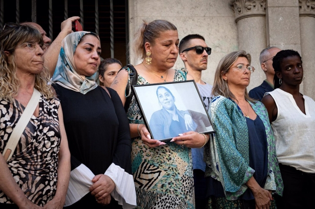 Compañeras y amigas de la fallecida durante el minuto de silencio por los dos muertos en una pelea en el barrio Font de la Pólvora (GLORIA SÁNCHEZ/ EUROPA PRESS) Compañeras y amigas de la fallecida durante el minuto de silencio por los dos muertos en una pelea en el barrio Font de la Pólvora (GLORIA SÁNCHEZ/ EUROPA PRESS)