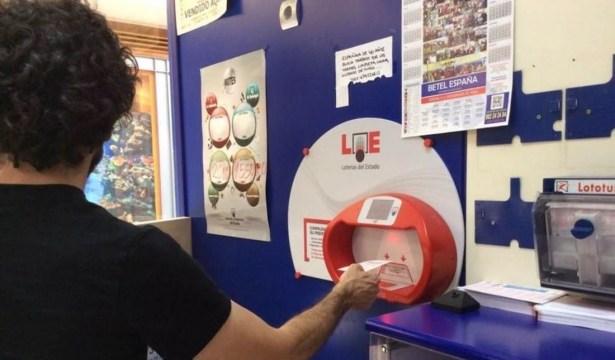 Un apostante en una administración de loterías (EUROPA PRESS)
