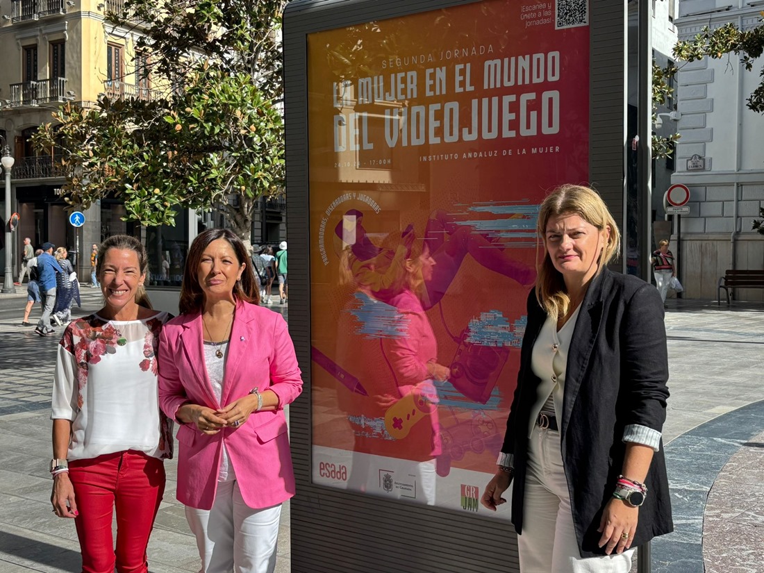 Teresa Illescas, Encarnación González y Carmen Gómez junto a los mupis (JUNTA)