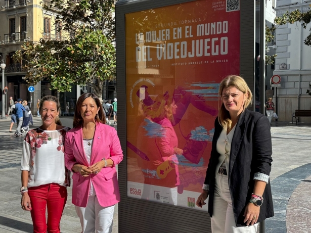 Teresa Illescas, Encarnación González y Carmen Gómez junto a los mupis (JUNTA)