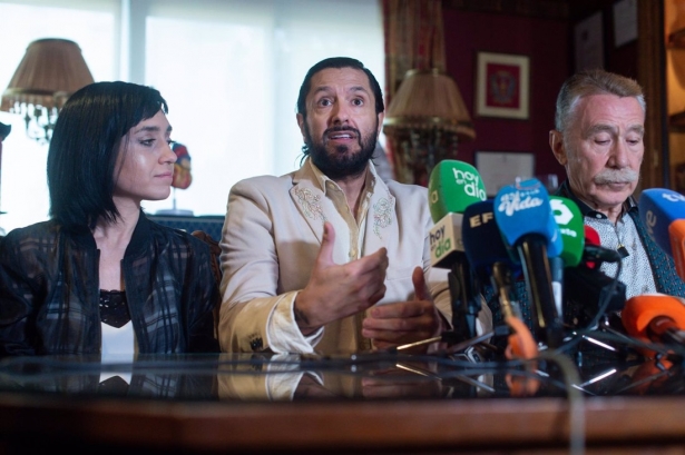 La mujer de Rafael Amargo, Luciana Bongianino; el bailaor Rafael Amargo y su abogado Marcos García Montes, durante una rueda de prensa tras ser absuelto (GUSTAVO VALIENTE / EUROPA PRESS)