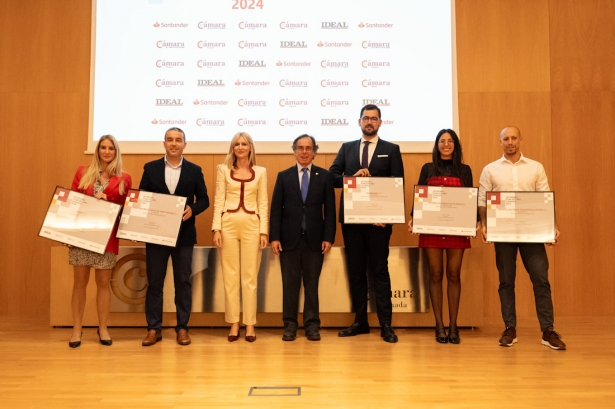 Foto de familia de los premiados (CÁMARA GRANADA)
