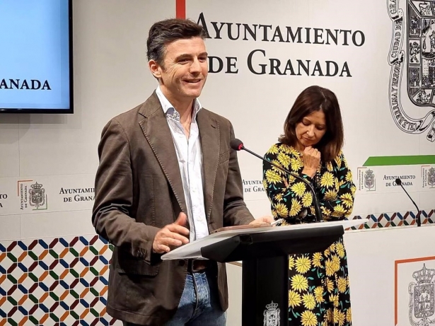 El portavoz del gobierno local de Granada, Jorge Saavedra, atiende a los medios en presencia de la edil de Empleo, Encarnación González (AYUNTAMIENTO)