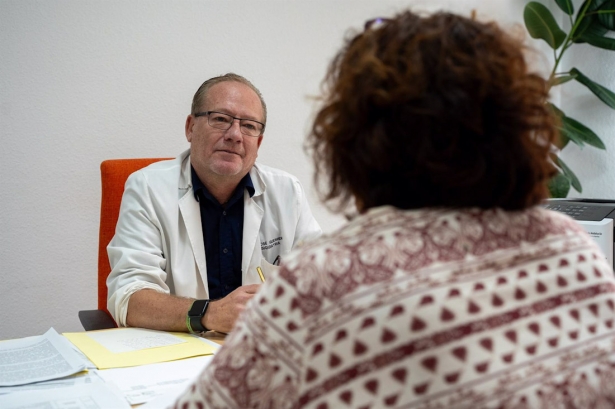 El psiquiatra José Guerrero durante una intervención individual en el Virgen de las Nieves (HOSPITAL VIRGEN DE LAS NIEVES)