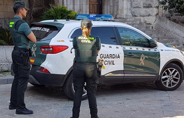 Dos agentes de la Guardia Civil junto a un coche oficial, en imagen de archivo (GUARDIA CIVIL) Dos agentes de la Guardia Civil junto a un coche oficial, en imagen de archivo (GUARDIA CIVIL)