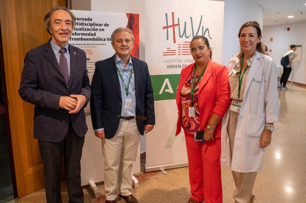 El delegado de Salud y Consumo, Indalecio Sánchez, junto al organizador del evento y a las directivas del centro hospitalario (JUNTA DE ANDALUCÍA)