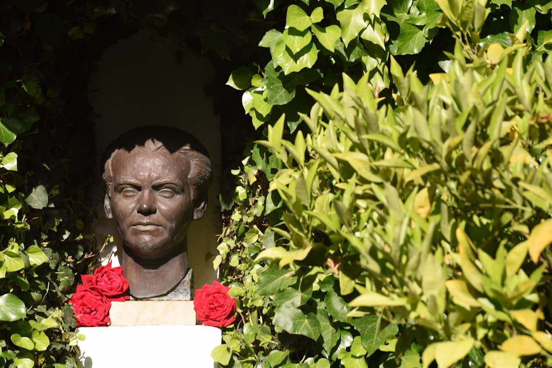 Busto de Federico García Lorca en el patio de su Museo Casa Natal, en Fuente Vaqueros, en imagen de archivo (DIPUTACIÓN DE GRANADA)