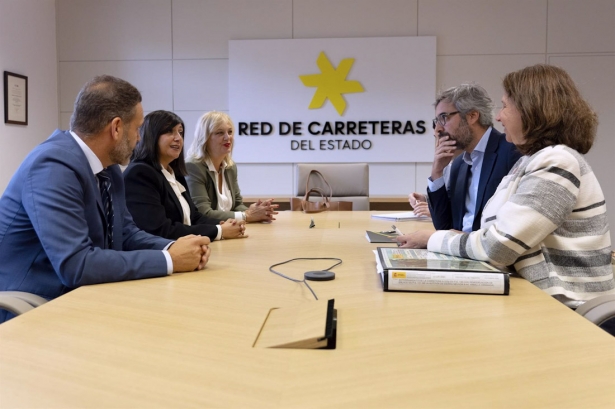 La alcaldesa de Armilla, en el centro en el flanco izquierdo de la imagen, durante su reunión con el director general de Carreteras, Juan Pedro Fernández Palomino, frente a ella (AYUNTAMIENTO DE ARMILLA)