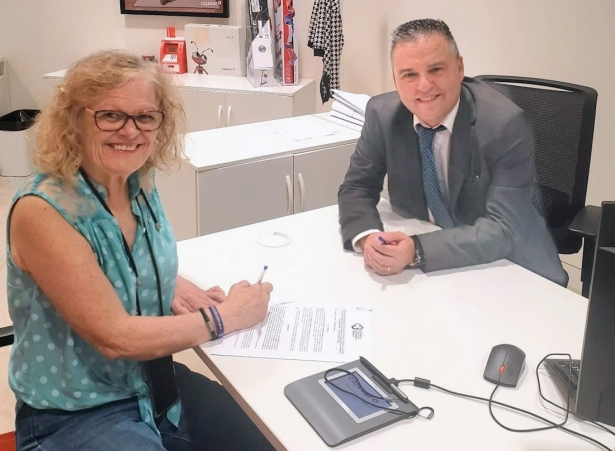 La presidenta de Afavida, Ana María Guerreo, y el gestor de Instituciones del banco Cajasur, José Ángel Miguel (CAJASUR)