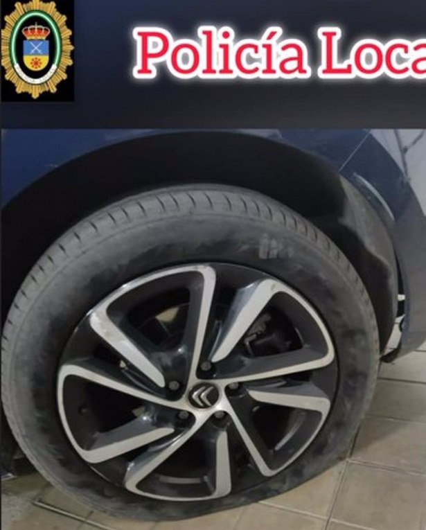 Agreden a dos policías locales de Maracena y atacan el coche patrulla con un bate de béisbol. (POLICÍA LOCAL DE MARACENA) Agreden a dos policías locales de Maracena y atacan el coche patrulla con un bate de béisbol. (POLICÍA LOCAL DE MARACENA)