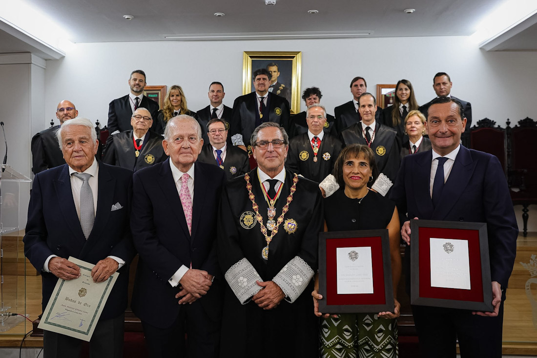 Entrega de los botones de oro y plata (COLEGIO DE ABOGADOS)