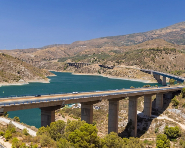 Viaducto sobre el embalse de Rules, en imagen de archivo (COAG)