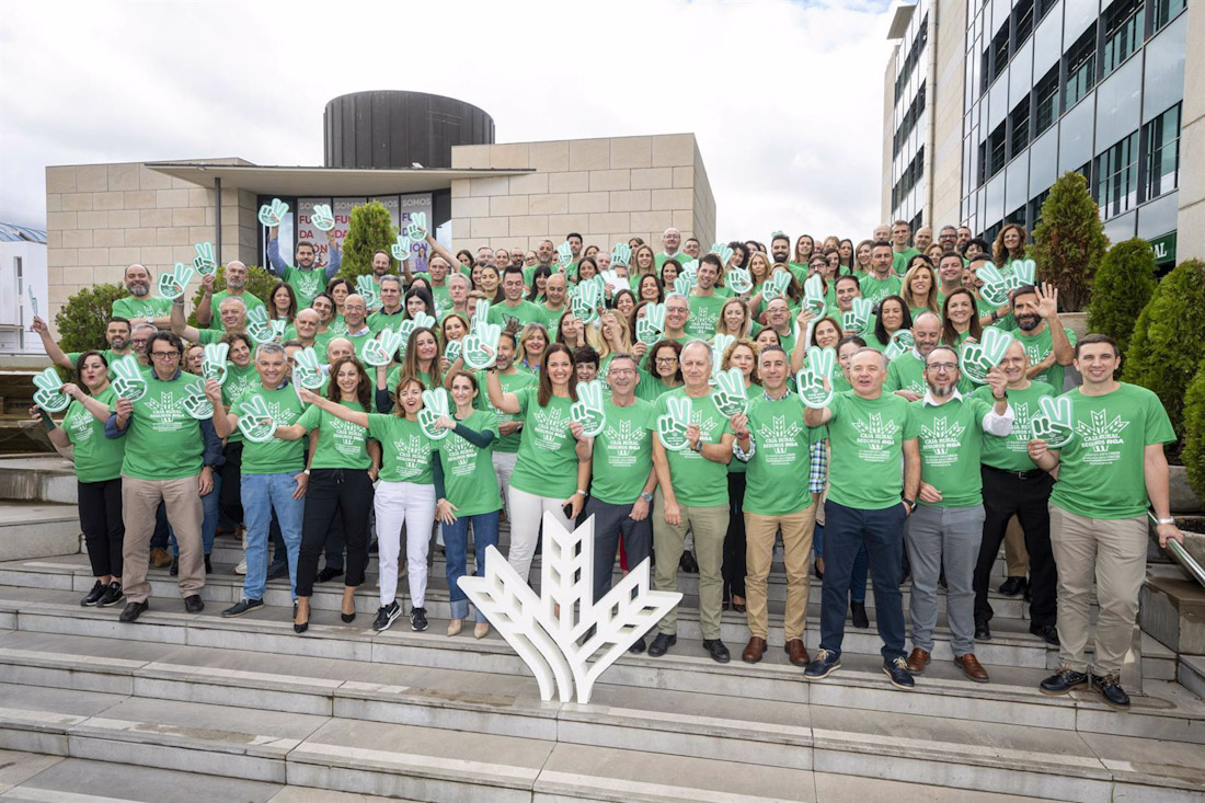 Empleados de Caja Rural Granada lucen una camiseta verde por el Día Solidario (CAJA RURAL GRANADA)