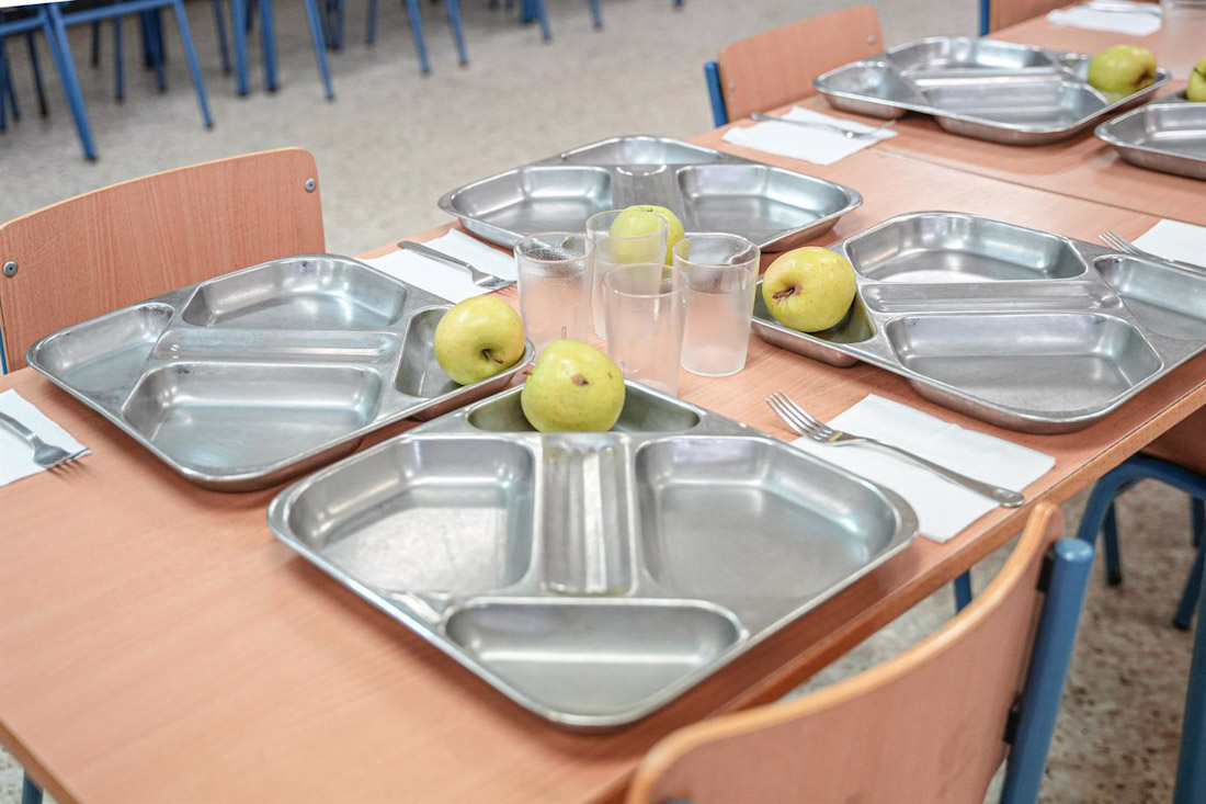 Detalle de una bandejas del comedor de un colegio de Andalucía (MARÍA JOSÉ LÓPEZ - EUROPA PRESS) 