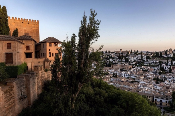 https://www.granadaesnoticia.com/cultura/con-amanece-en-la-alhambra--el-monumento-celebrara--este-viernes-el-dia-internacional-del-turismo#goog_rewarded:~:text=de%20CMP%3A%20300-,Imagen%20del%20amanecer%20desde%20la%20Alhambra%20(JUNTA%20DE%20ANDALUC%C3%8