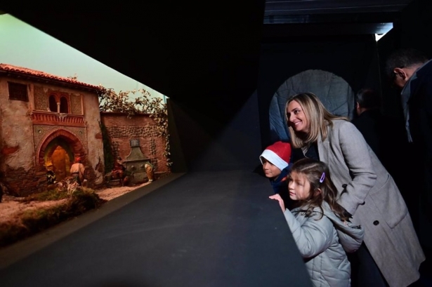 La alcaldesa de Granada, Marifrán Carazo, ante el belén municipal, en imagen de archivo, la pasada Navidad (AYUNTAMIENTO )