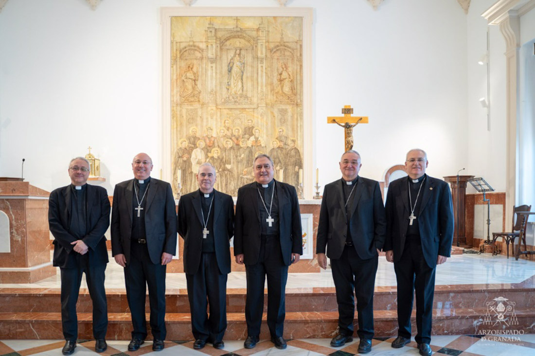 El arzobispo de Granada, José María Gil Tamayo (3d), con los obispos de la archidiócesis (ARZOBISPADO)