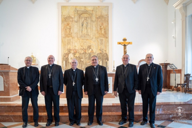 El arzobispo de Granada, José María Gil Tamayo (3d), con los obispos de la archidiócesis (ARZOBISPADO)