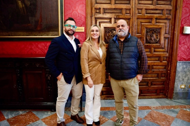 La alcaldesa de Granada, Marifrán Carazo, con representantes de Agrajer (AYUNTAMIENTO)