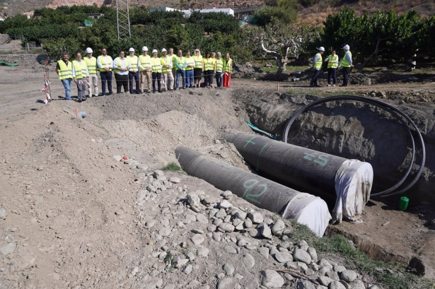 Visita a los trabajos para instalación de la tubería de las conducciones derivadas del sistema de presas Béznar-Rules, en imagen de archivo (DELEGACIÓN DEL GOBIERNO EN ANDALUCÍA)