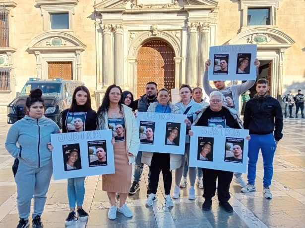 Familiares del hombre apuñalado en Purchil pidieron justicia a las puertas de la Real Chancillería de Granada coincidiendo con la primera sesión del juicio (EUROPA PRESS/ARCHIVO)