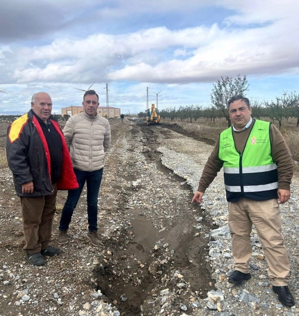Visita de la Diputación de Granada a Dólar tras la DANA, con el diputado provincial de Emergencias, Eduardo Martos, a la derecha en la imagen (DIPUTACIÓN)