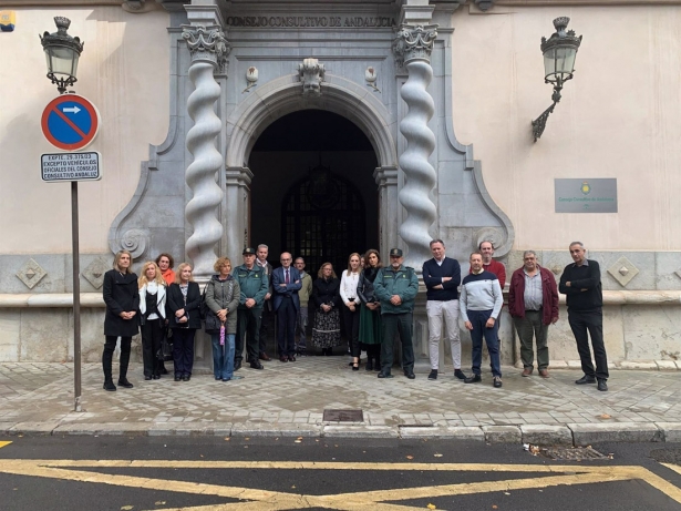 Minuto de silencio ante las puertas del Consejo Consultivo de Andalucía (CONSEJO CONSULTIVO)