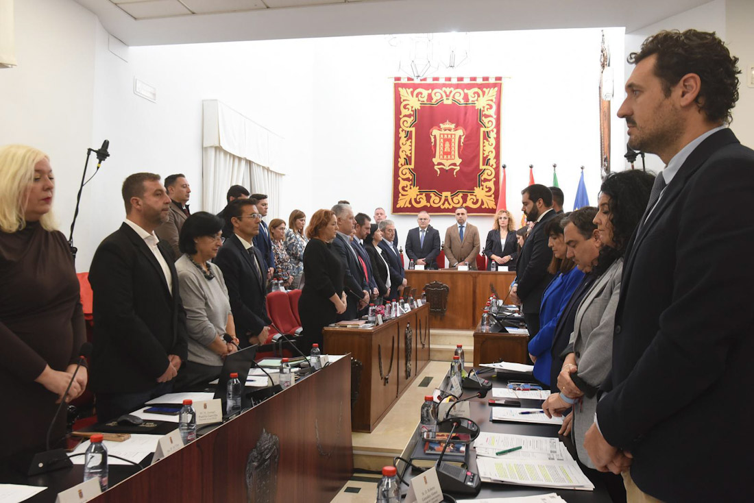 Minuto de silencio durante el pleno (DIPGRA)