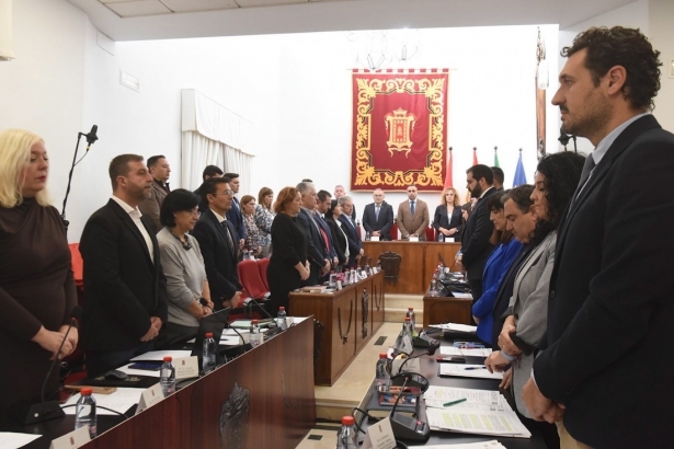 Minuto de silencio durante el pleno (DIPGRA)