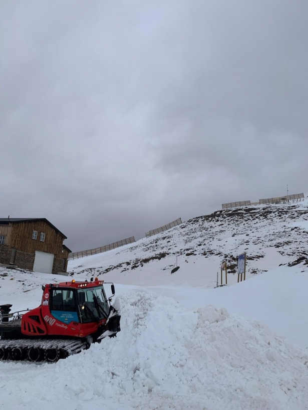 Movimientos de nieve en las partes altas del dominio esquiable en la estación de Sierra Nevada (CETURSA SIERRA NEVADA)